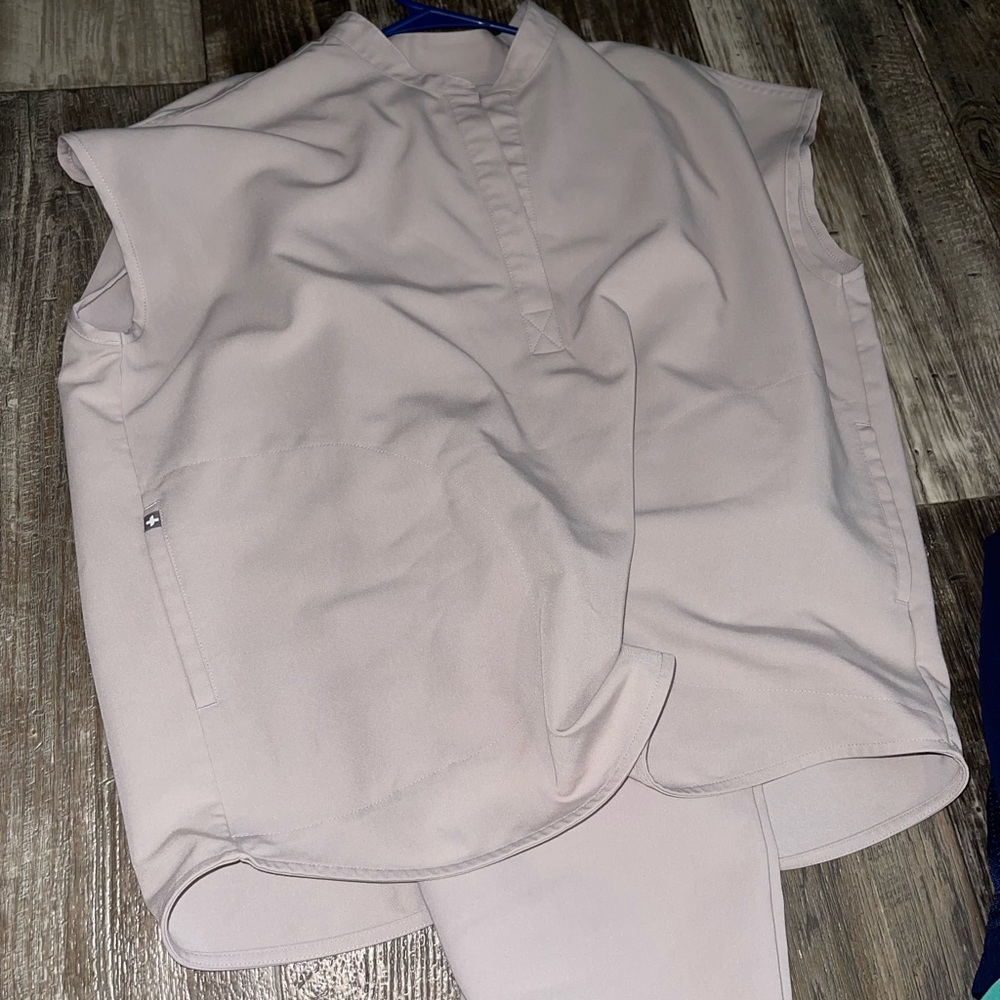 Figs scrubs for sale. Xl tall bottoms and large tops. 50$ a set.
